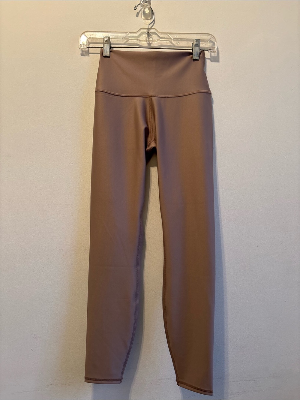 ALO Yoga High-Rise Leggings in Taupe Brown